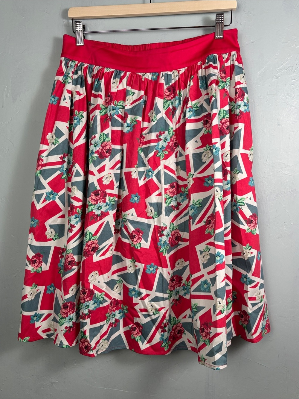 Disney Dress Shop Epcot United Kingdom  Pink, White Flowered Union Jack Skirt